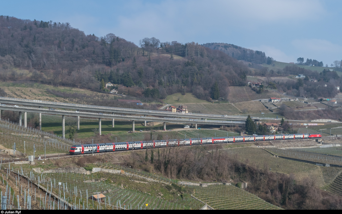 Ein IC St. Gallen - Genve Aroport fhrt am 12. Mrz 2016 etwas oberhalb von Grandvaux in Richtung Lausanne.