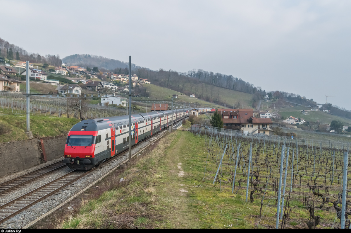 Ein IC St. Gallen - Genève Aéroport durchfährt am 12. März 2016 den Bahnhof Bossière.