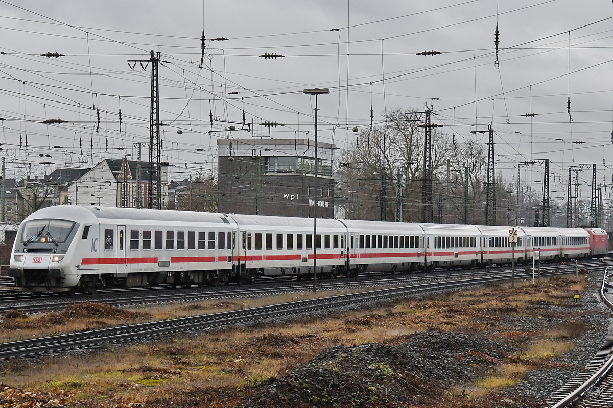 Ein IC-Zug Anfang Dezember 2019 während der Ankunft am Hauptbahnhof in Wanne-Eickel.