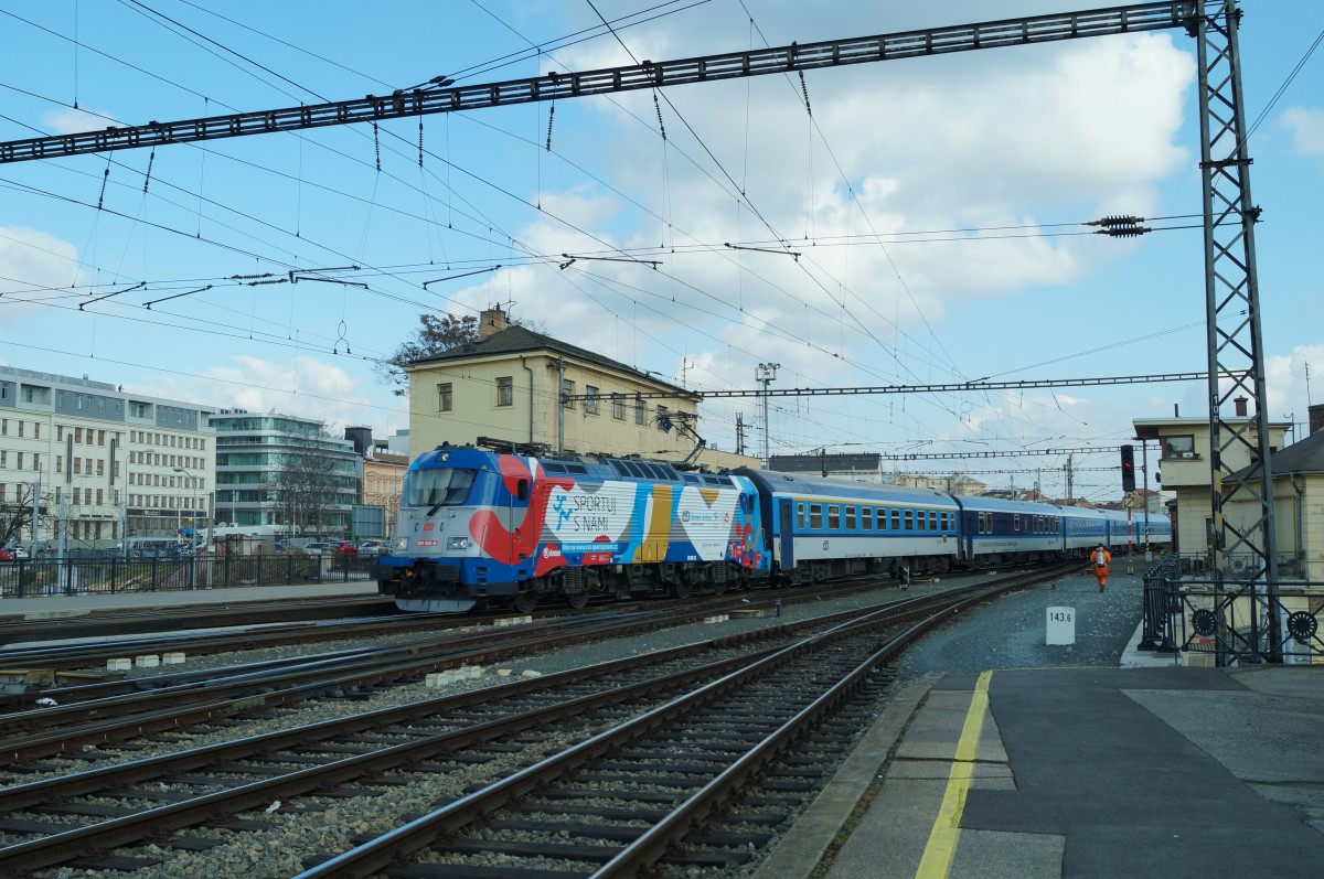 Ein IC-Zug aus Praha hl.n. trifft mit einer CD 380 in Brno ein.
06.03.2015