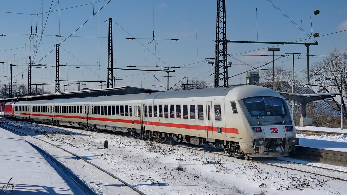Ein IC1 bei der Durchfahrt am Hauptbahnhof Wanne-Eickel. (Februar 2021)