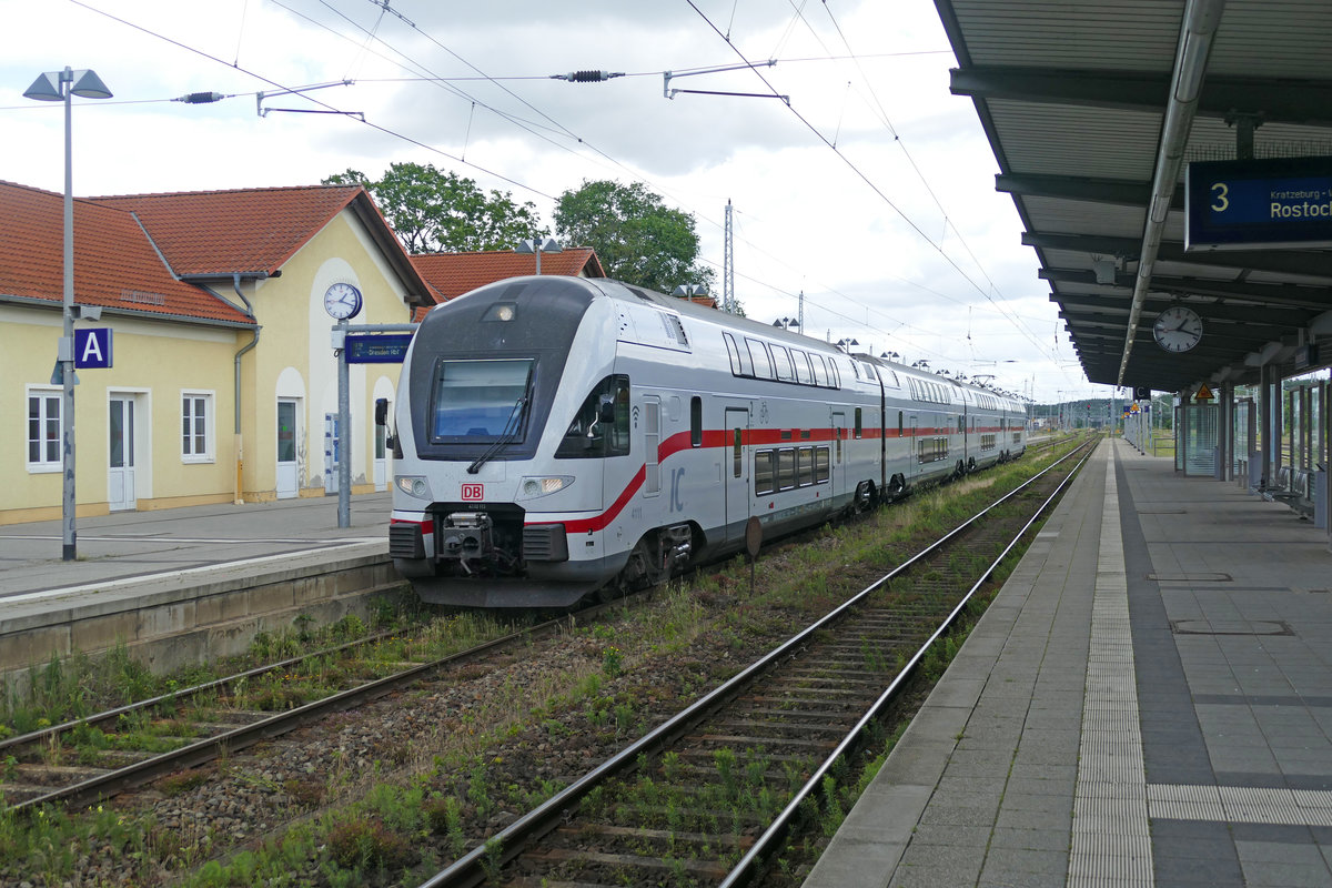 Ein IC17 nach Dresden Hbf beim Zwischenhalt in Neustrelitz Hbf.
Aufgenommen im Juli 2020.