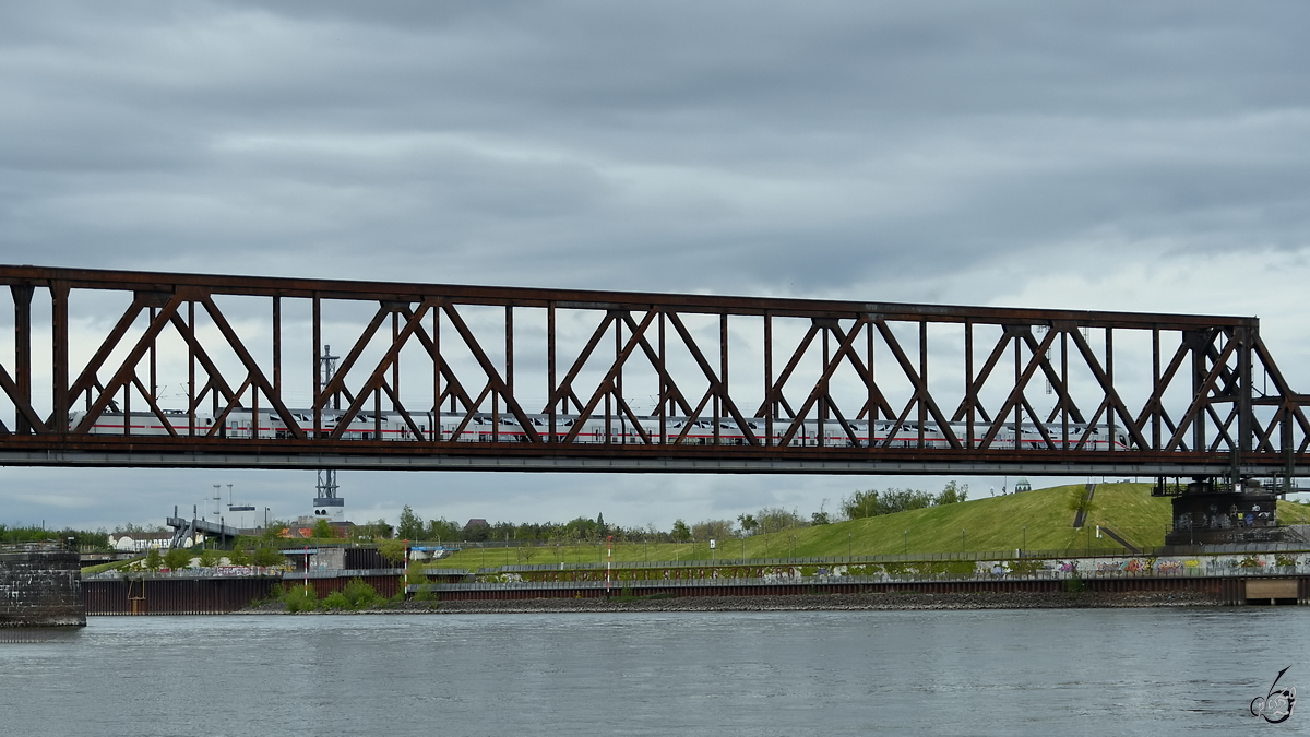 Ein IC2 (2859, geschoben von 146 566-5) fährt über die Hochfelder Eisenbahnbrücke in Duisburg. (Mai 2021)
