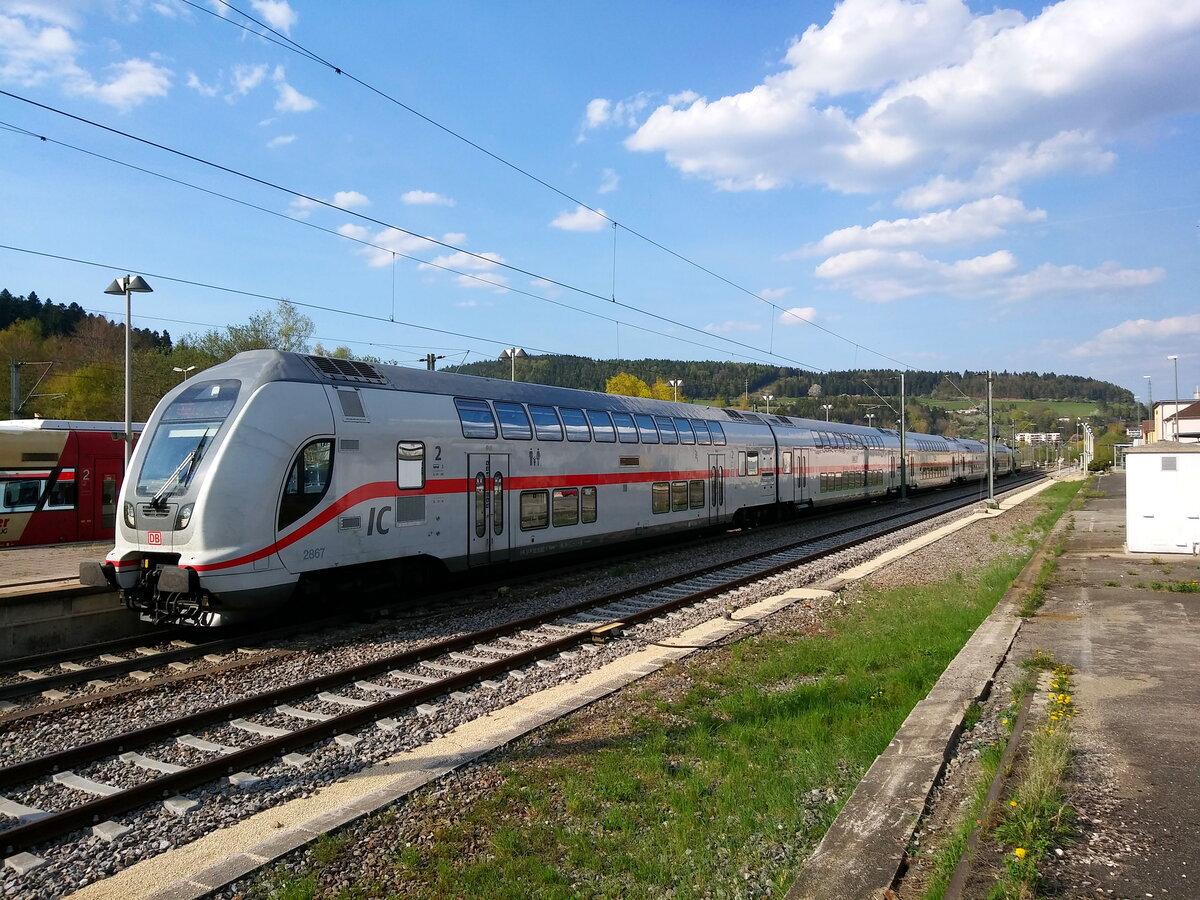 Ein IC2 am 21. April 2018 gegen 17:02 Uhr in Tuttlingen. Geschoben wurde der Zug noch von einer Lok der BR 146. Im Hintergrund sieht man noch ein HzL Zug der BR 650.