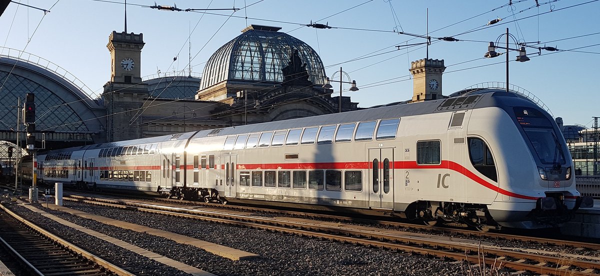 Ein IC2 bei der Ausfahrt aus dem Dresdner Hauptbahnhof am 06.04.2018