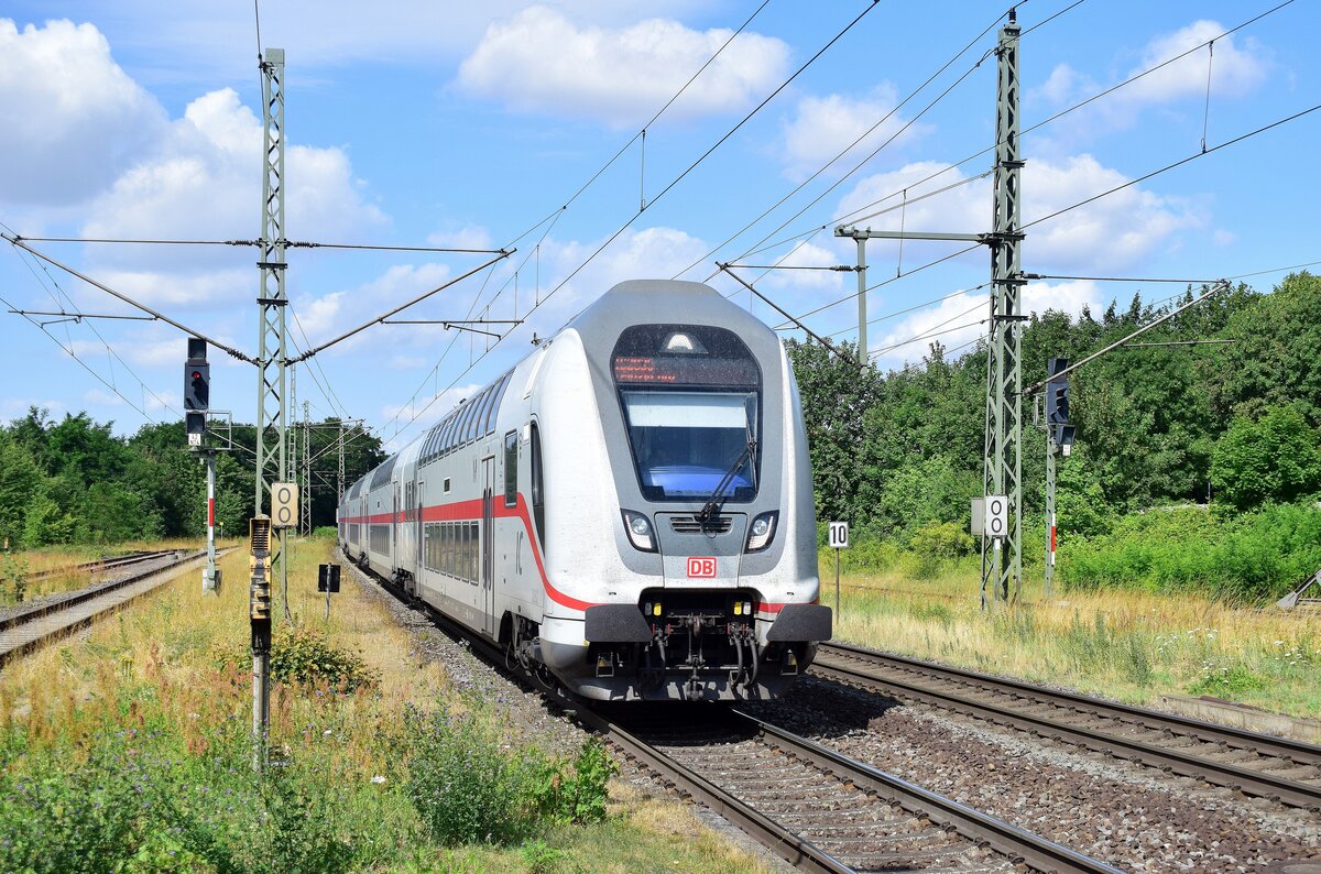 Ein IC2 rauscht Steuerwagen vorraus durch Eilsleben gen Magdeburg. Aufgenommen vom Bahnsteigende.

Eilsleben 17.07.2023