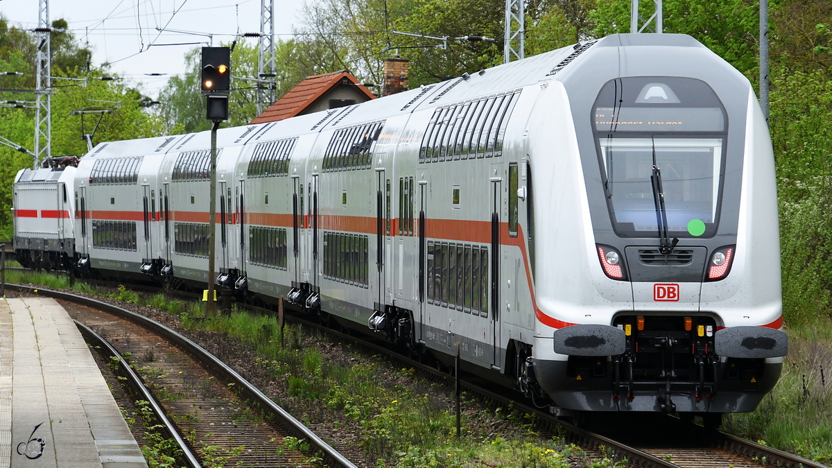 Ein IC2 verlässt Mitte Mai 2021 den Hauptbahnhof in Neustrelitz.