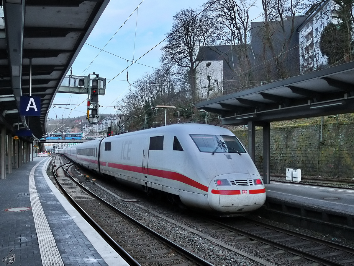 Ein ICE 1 (401 054-2) war im Februar 2021 bei der Abfahrt vom Hauptbahnhof Wuppertal zu sehen.