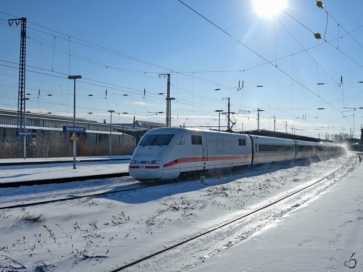 Ein ICE 1 (401 057)  rauscht  durch den Hauptbahnhof Wanne-Eickel. (Februar 2021)