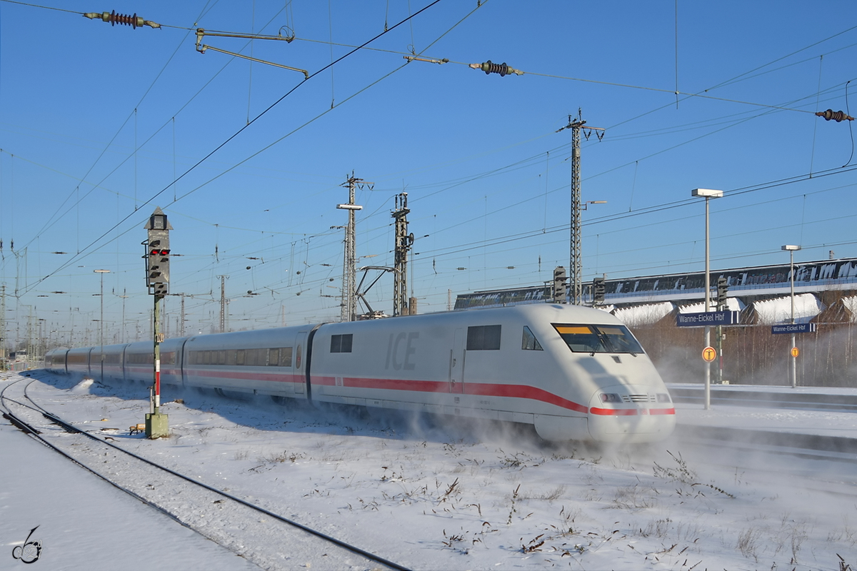 Ein ICE 1 (401 057)  rauscht  durch den Hauptbahnhof Wanne-Eickel. (Februar 2021)