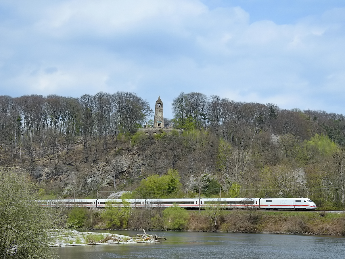 Ein ICE 1 (401 090) fährt gerade an der Ruhr entlang. (Witten-Bommern, April 2021)