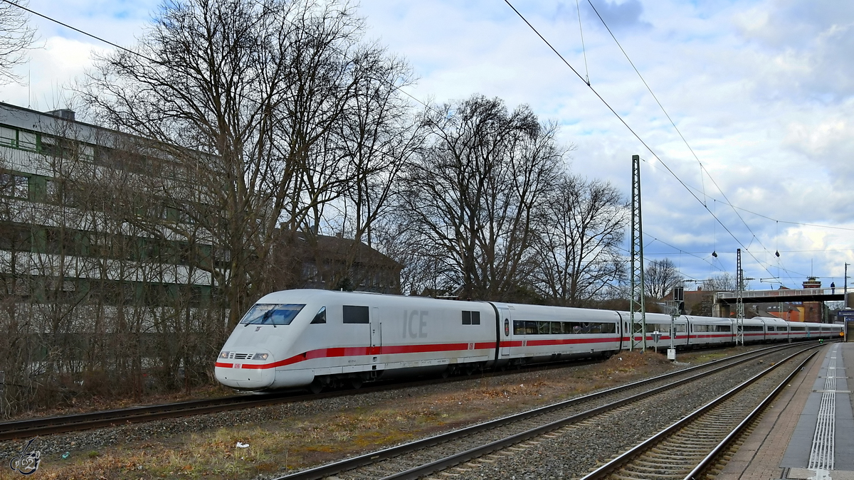 Ein ICE 1 (401 571) ist hier Mitte März 2021 bei der Durchfahrt in Wuppertal-Unterbarmen zu sehen.