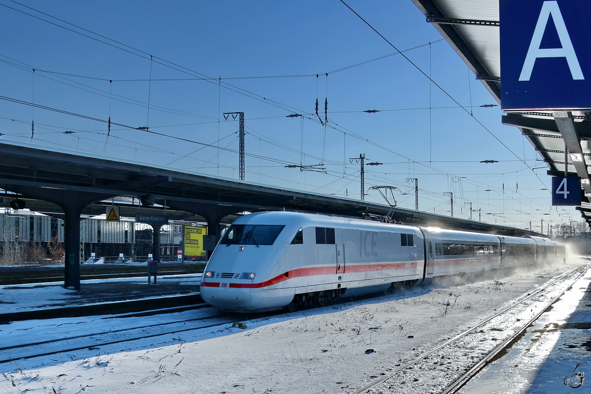 Ein ICE 1 (401 579)  rauscht  durch den Hauptbahnhof Wanne-Eickel. (Februar 2021)