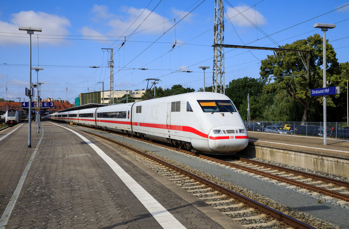 Ein ICE 1 als ICE750 Stralsund Hbf - Hannover Hbf stand in Stralsund auf Gleis 2 bereit zur Abfahrt. Aufgenommen am 28.08.2022.