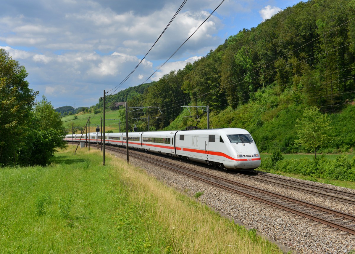 Ein ICE 1 am 15.06.2014 bei Tecknau. 