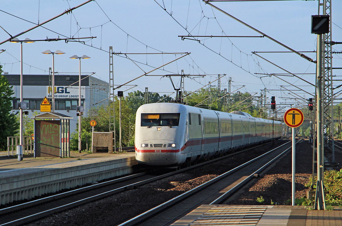Ein ICE 1, der am 26.04.2018 als ICE 674 von Karlsruhe nach Hamburg Hbf unterwegs ist, schiebt sich hier am Bahnhof Groß Gerau-Dornberg gerade ins Licht. Die dicht belegte Riedbahn bietet eine  gesunde  Mischung aus hochwertigen ICE/IC-Zügen, Nahverkehr und Güterverkehr und ist extrem anfällig für Störungen.