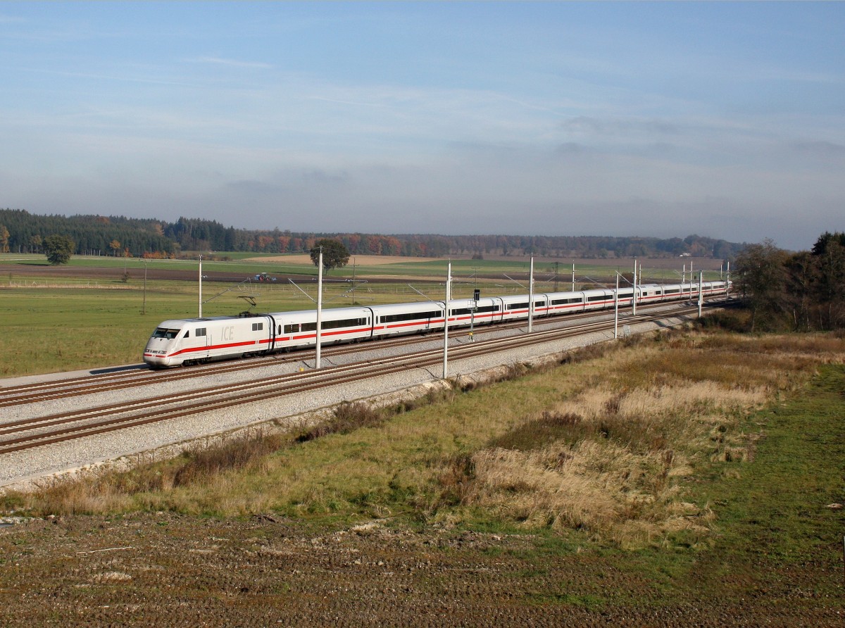 Ein ICE 1 am 29.10.2011 unterwegs  bei Hattenhofen.