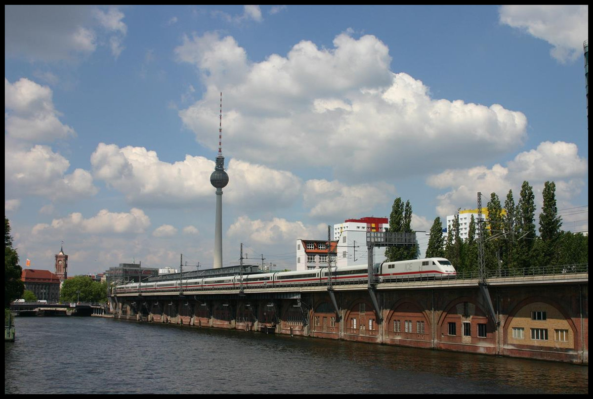 Ein ICE 1 ist auf der Berliner Stadtbahn am 16.5.2007 unterwegs und passiert hier den S Bahnhof Jannowitzbrücke.