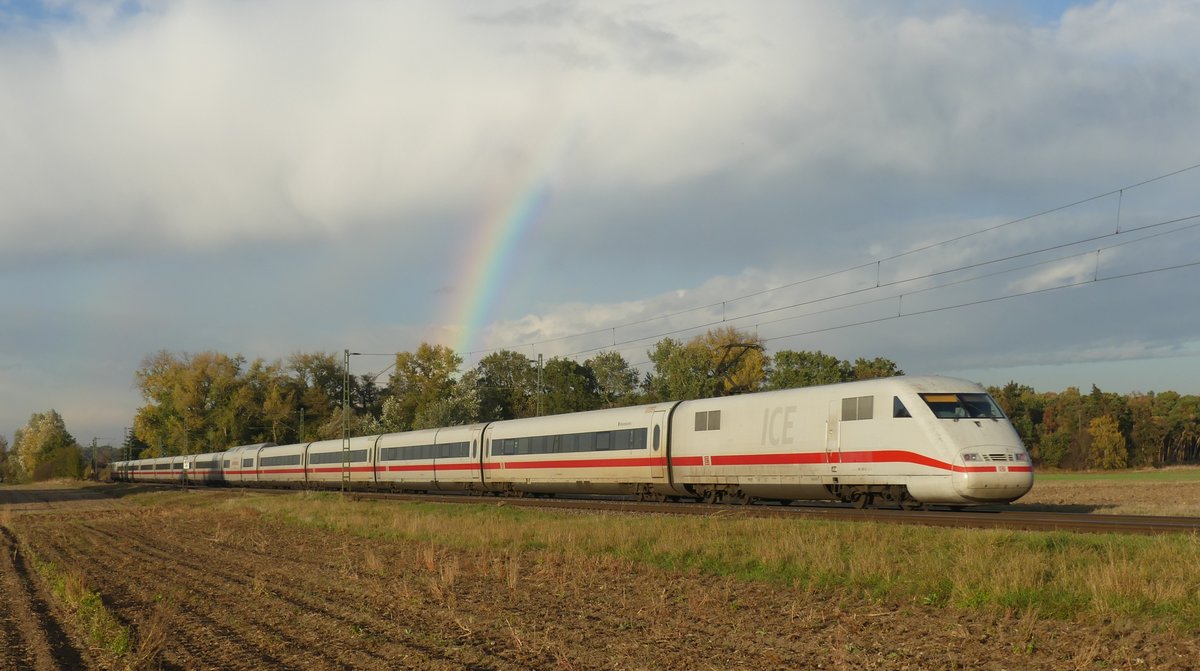 Ein ICE 1 auf dem Weg nach Norden präsentiert sich auf der Riedbahn zwischen Riedstadt Wolfskehlen und Groß-Gerau Dornberg mit einem Regenbogen im Hintergrund. Aufgenommen am 1.11.2018 16:54