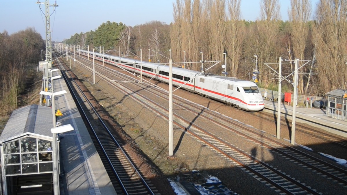 Ein ICE 1 (BR 401) in Ludwigsfelde auf dem Nebengleis. am 03.02.2014 um 15.00 Uhr. Zu diesen Bild gibt es ein Video auf YouTube unter:
 http://www.youtube.com/watch?v=dcVHEbrLlGw&list=UU4WjM9wFD6o3IrHyOSnh7Dw&feature=c4-overview

