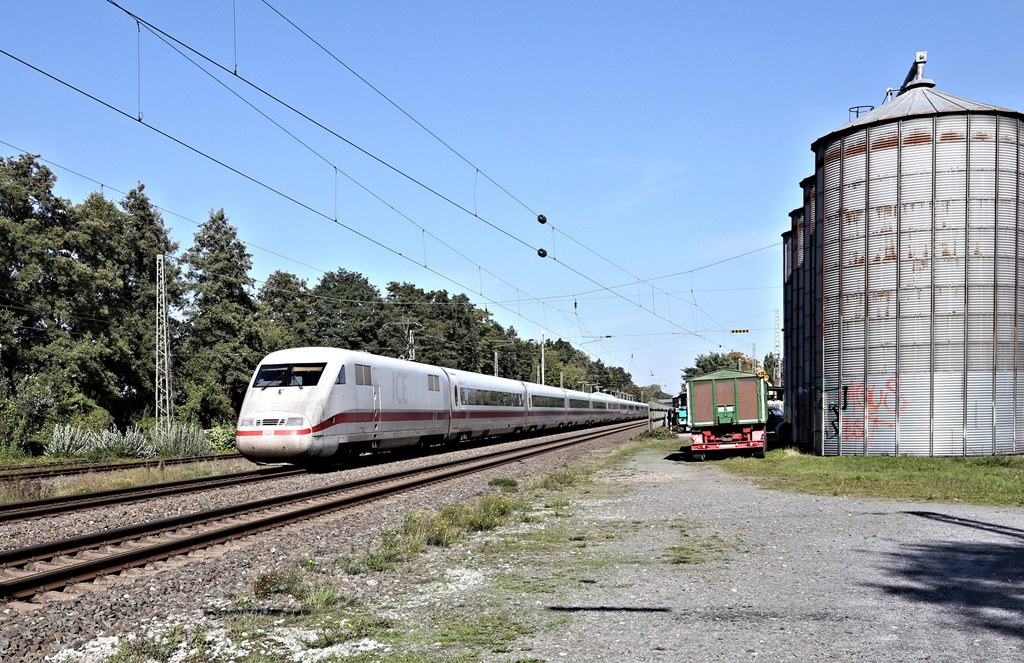 Ein ICE 1 durchfährt hier am 3.10.2022 um 14.00 Uhr den Bahnhof Kattenvenne in Richtung Münster.
