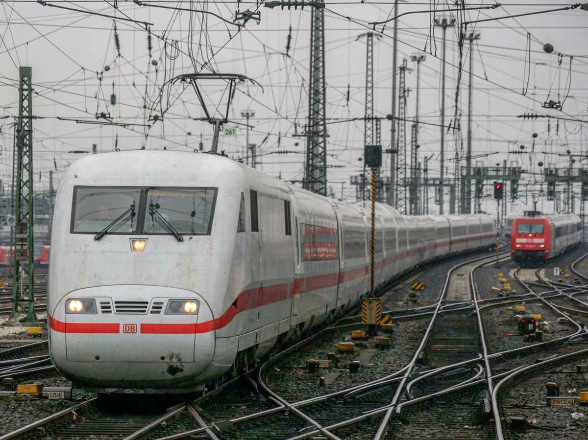 Ein ICE 1 erreicht den Hauptbahnhof von Frankfurt am Main an einem regnerischen Tag.

24.04.2017