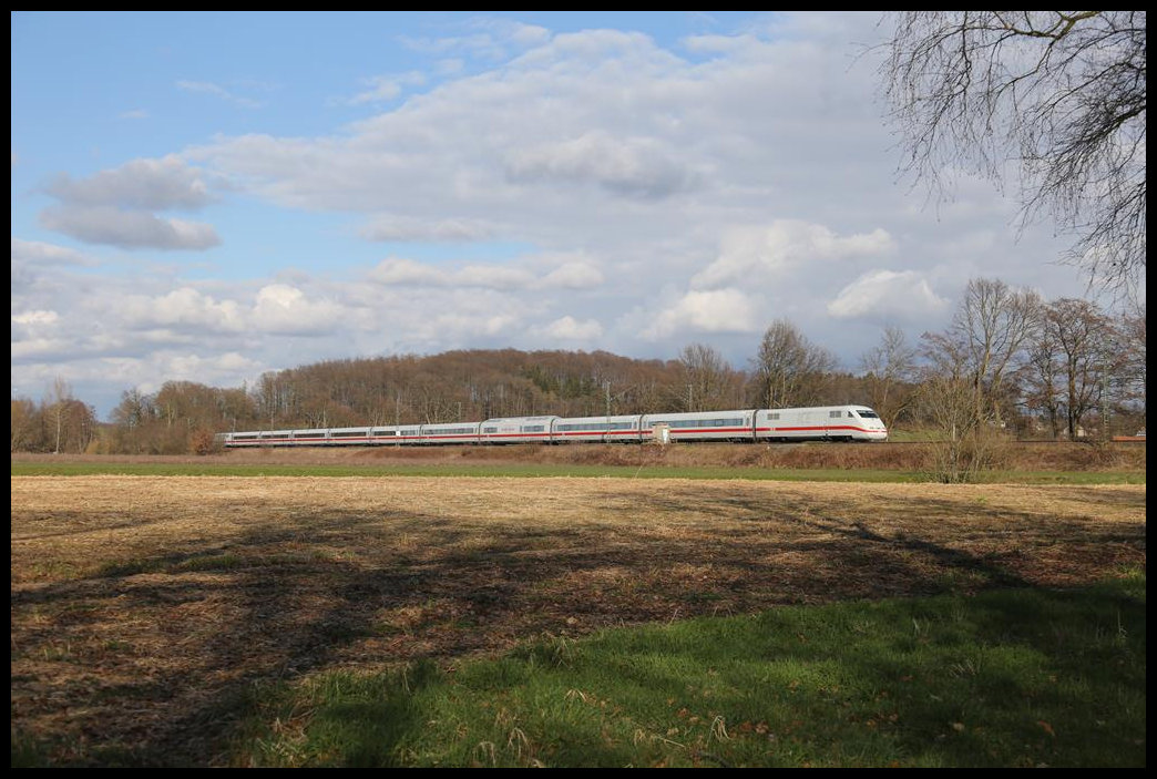 Ein ICE 1 erreicht hier am 19.3.2021 um 16.08 Uhr auf der Fahrt in Richtung Osnabrück den Ortsrand von Hasbergen.