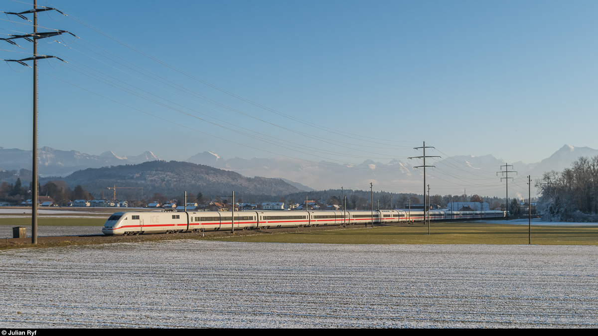 Ein ICE 1 fährt am 3. Januar 2017 als ICE Interlaken Ost - Hamburg Altona bei Kiesen vorüber.