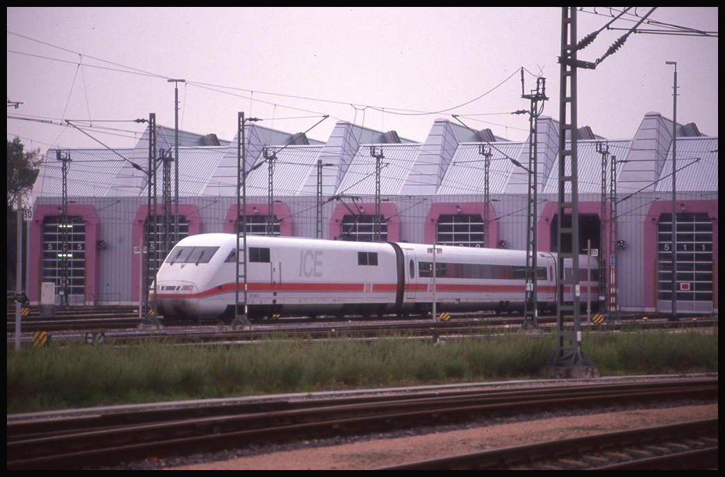 Ein ICE 1 fährt hier am 2.10.1993 in die Wartungshalle in Hamburg Eidelstedt.