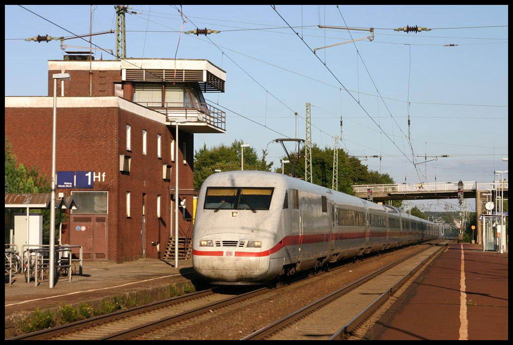 Ein ICE 1 fährt hier am 18.9.2005 in Richtung Münster durch den Bahnhof Hasbergen.
