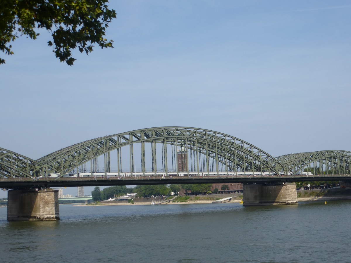 Ein ICE-1 fhrt hier am 22.08.2013 auf der Hohenzollernbrcke in Kln.