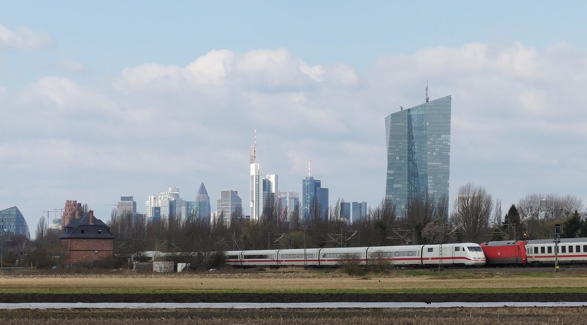 Ein ICE 1 in Frankfurt Oberrad mit der Skyline im Hintergrund. Aufgenommen am 29.3.2018 10:29