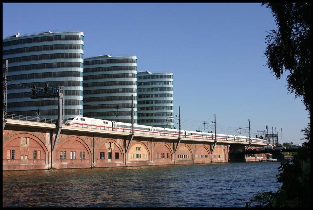 Ein ICE 1 ist hier am 23.9.2006 auf der Fahrt zwischen Ostbahnhof und Hauptbahnhof in Höhe  Jannowitzbrücke auf der Stadtbahn unterwegs.