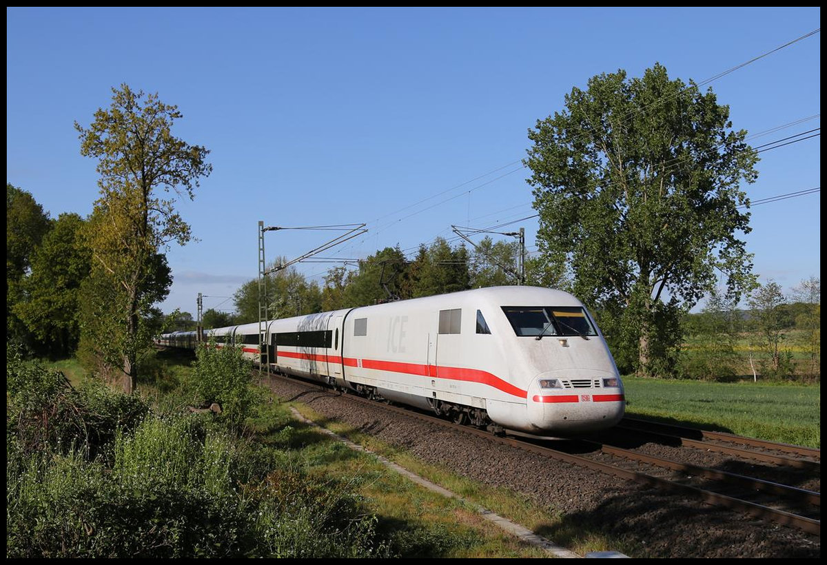 Ein ICE 1 ist hier am 5.5.2020 um 8.49 Uhr am Ortsrand von Hasbergen unterwegs in Richtung Osnabrück.