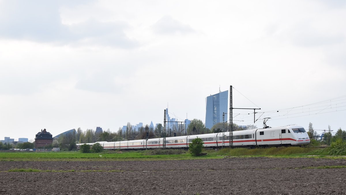 Ein ICE 1 ist nach dem Verlassen von Frankfurt auf den Oberrader Feldern zu sehen. In Kürze passiert er die Ortsgrenze zu Offenbach und fährt dann weiter gen Fulda. Aufgenommen am 13.4.2019 17:07