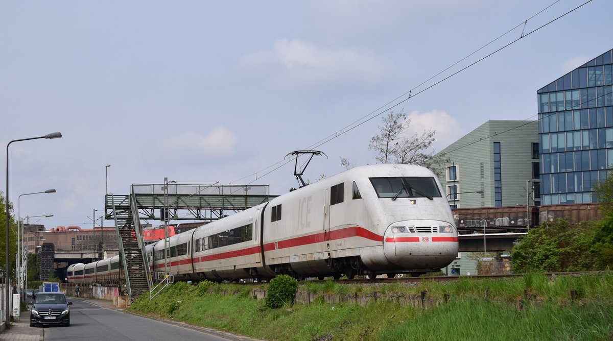 Ein ICE 1 nach Hamburg ist nach dem Durchfahren des Bahnhofs Frankfurt Süd nahe des S-Bahnhofs Mühlberg zu sehen. Aufgenommen am 13.4.2019 11:08