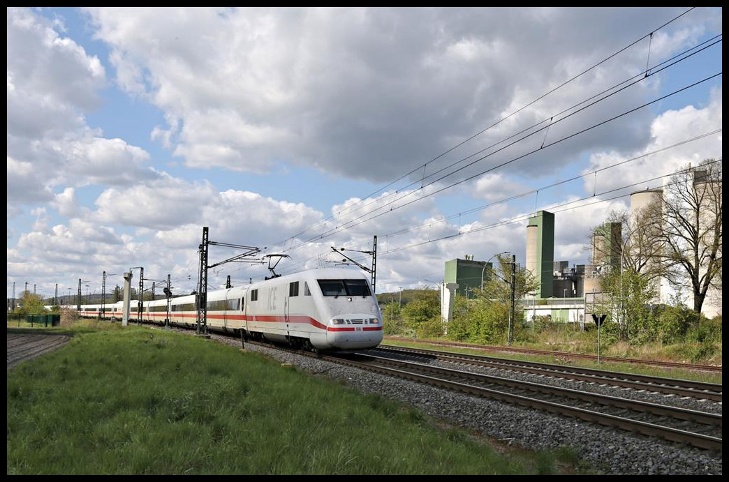 Ein ICE 1 passiert hier am 7.5.2021 um 16.18 Uhr auf der Fahrt nach Münster in Westfalen die Dyckerhoff Zementwerke in Lengerich.