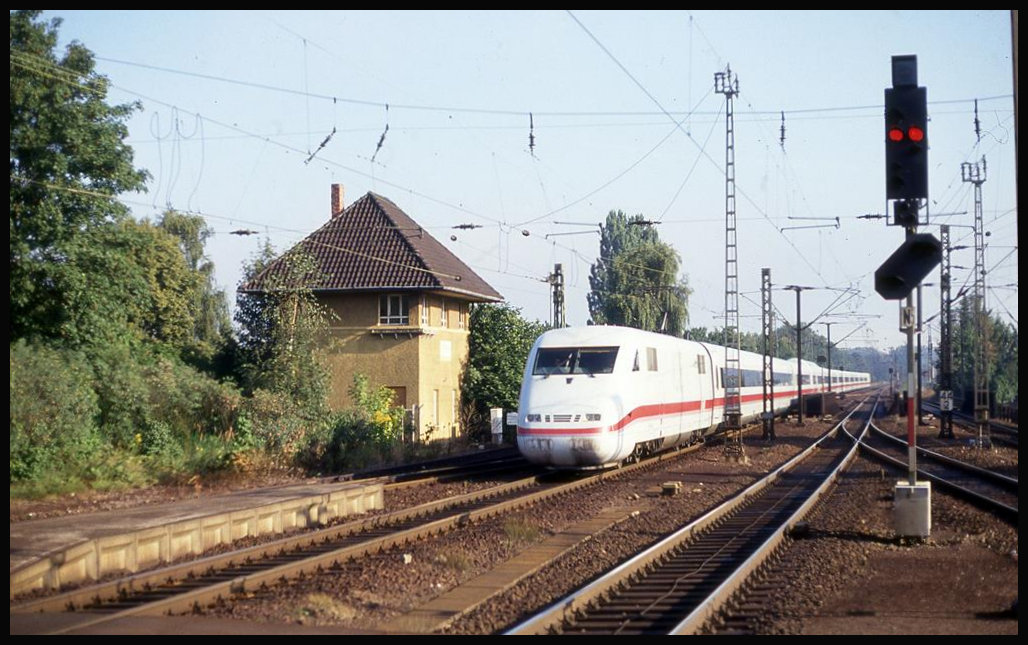 Ein ICE 1 rauscht hier am 29.08.1993 in voller Fahrt in Richtung Süden durch den Bahnhof Celle.