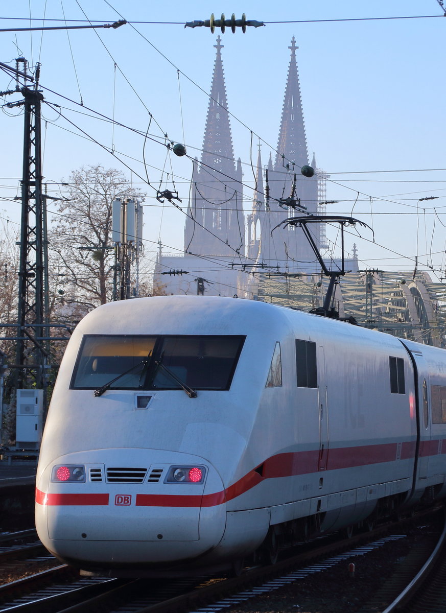 Ein ICE 1 Triebkopf und der Dom. Planmäßig ist dies nicht mehr möglich, da seit dem Fahrplanwechsel im Dezember 2016 keine 401er mehr nach Köln verkehren.
Tz 161  Bebra  als ICE 1025 (Hamburg Altona - Frankfurt(Main)Hbf) bei der Durchfahrt vom Deutzer Bahnhof.

Köln Messe/Deutz, 03. Dezember 2016