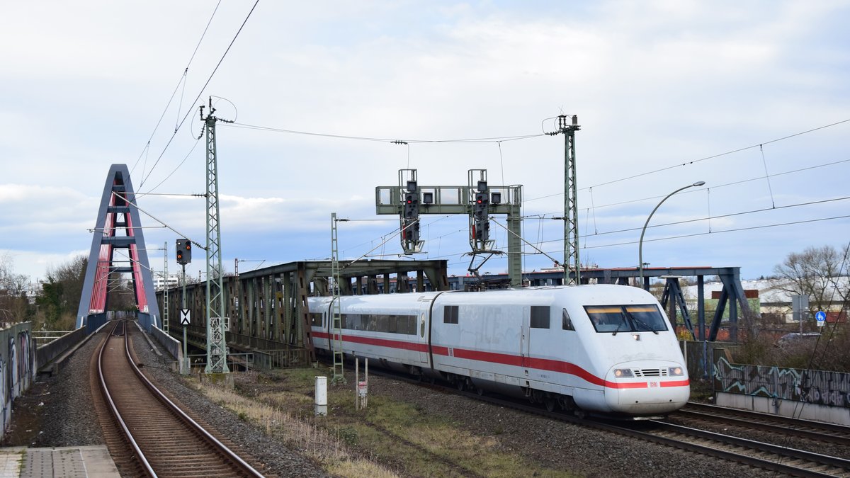 Ein ICE 1 überquert die Mainbrücke in Hanau Steinheim in Richtung Frankfurt. Aufgenommen am 17.3.2019 16:31