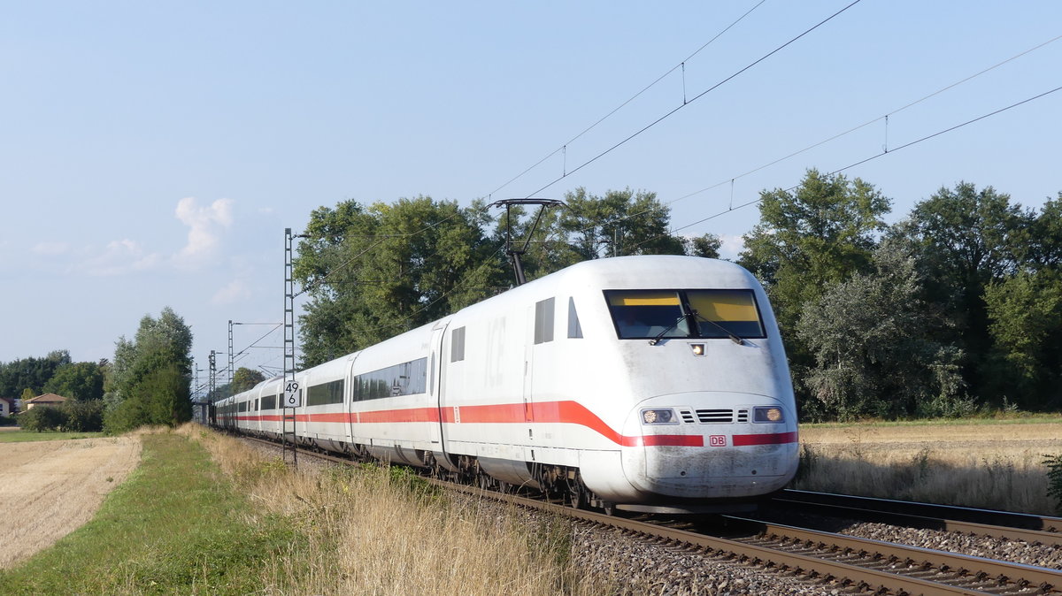 Ein ICE 1 unterwegs als ICE nach München oder Basel auf der Riedbahn zwischen Groß-Gerau Dornheim und Riedstadt Wolfskehlen. Aufgenommen am 22.8.2018 18:13