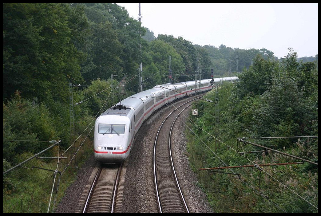 Ein ICE 1 verlässt hier am 11.09.2005 am Ortsrand von Hasbergen Niedersachsen in Richtung Münster.