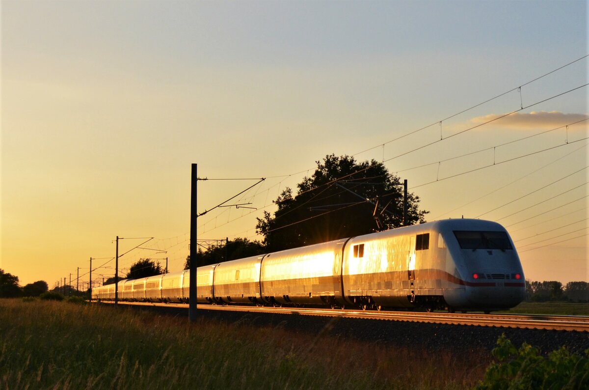 Ein ICE 1 war als ICE 704 in Richtung Hamburg unterwegs, und fuhr dabei durch Vietznitz in den Sonnenuntergang.
Ort: 13.06.2021