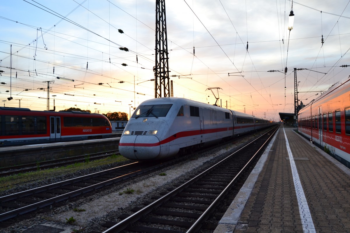 Ein ICE 2 / BR 402 in Augsburg Hbf nach München, bei ein wunderschönen Sonnen Untergang  am 07.06.2014