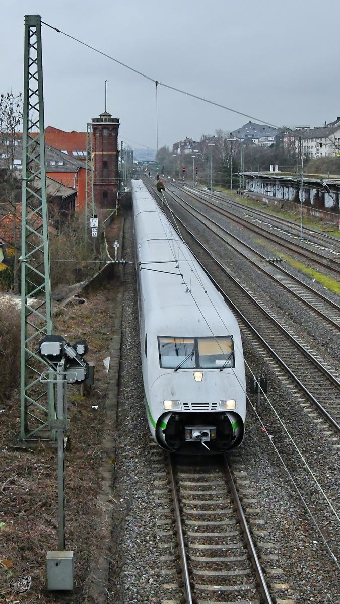Ein ICE 2 (402 044) ist hier bei der Durchfahrt in Wuppertal-Unterbarmen zu sehen. (März 2021)