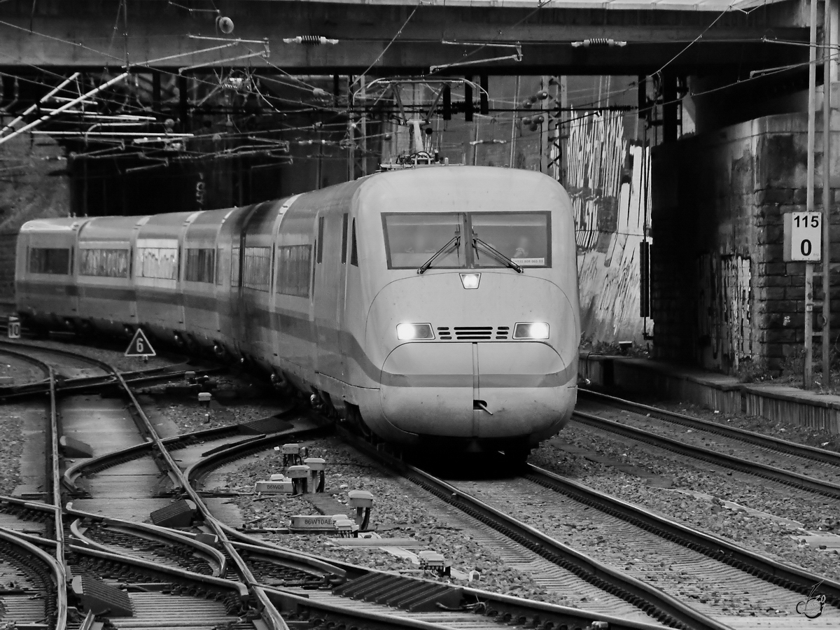 Ein ICE 2 (808 005) war im Februar 2021 bei der abendlichen Einfahrt am Hauptbahnhof Wuppertal zu sehen.