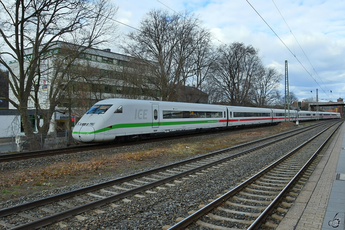 Ein ICE 2 (808 035) ist hier Mitte März 2021 bei der Durchfahrt in Wuppertal-Unterbarmen zu sehen.