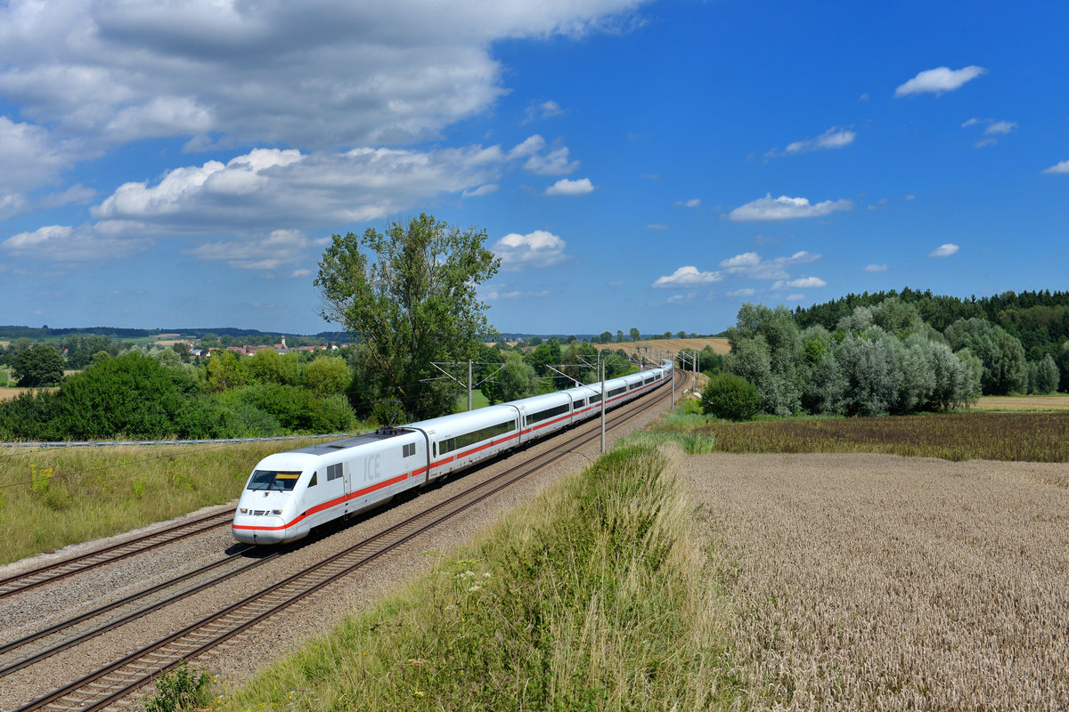 Ein ICE 2 am 05.08.2017 bei Vierkirchen. 