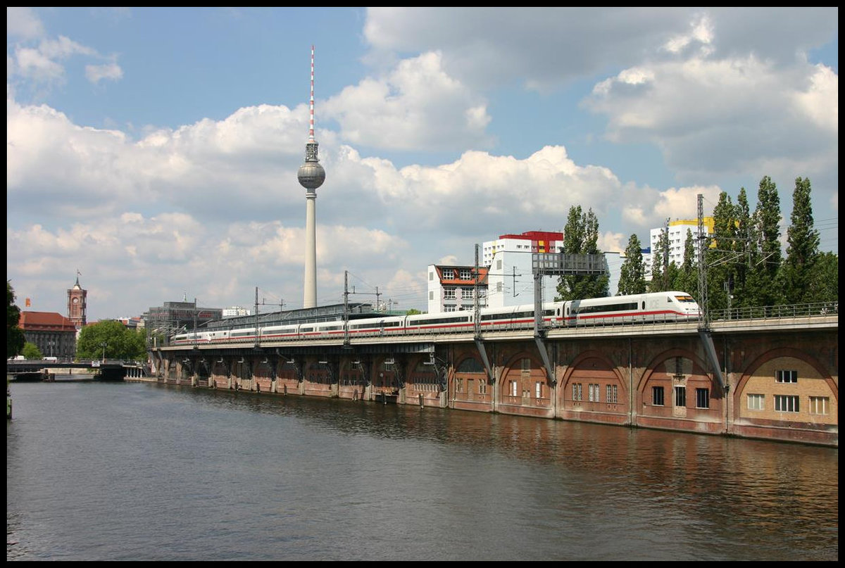 Ein ICE 2 ist auf der Berliner Stadtbahn Höhe Jannowitzbrücke am 16.5.2007 in Richtung Osten unterwegs.