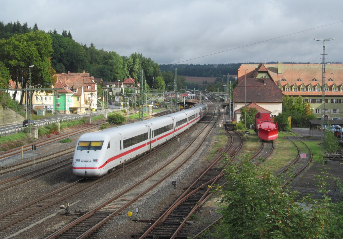 Ein ICE 2 durchfhrt am 09. September 2013 den Bahnhof Kronach in Richtung Saalfeld.